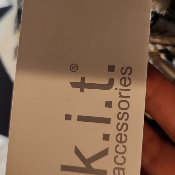 K.I.T. accessories  for women 3 pieces scarf, gloves and hat - Picture 2 of 5